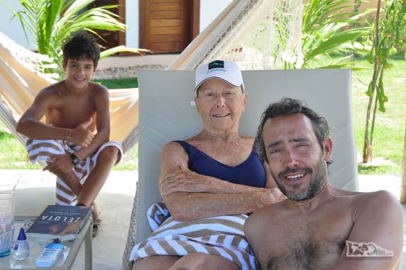 Com a mãe aniversariante e um sobrinho, no hotel em Fortim, no litoral do Ceará